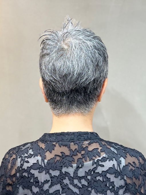 60代、ロングからグレーヘアのベリーショートへ|着物にも似合うスタイル/後ろ斜め・アフター