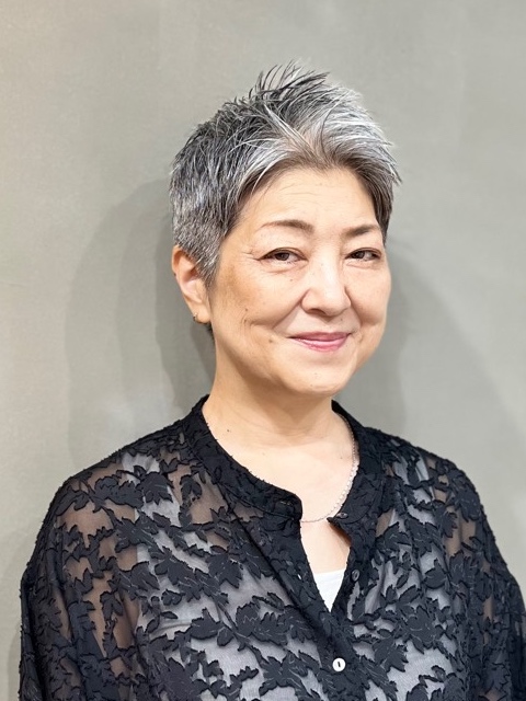 60代、ロングからグレーヘアのベリーショートへ｜着物にも似合うスタイル／正面・アフター