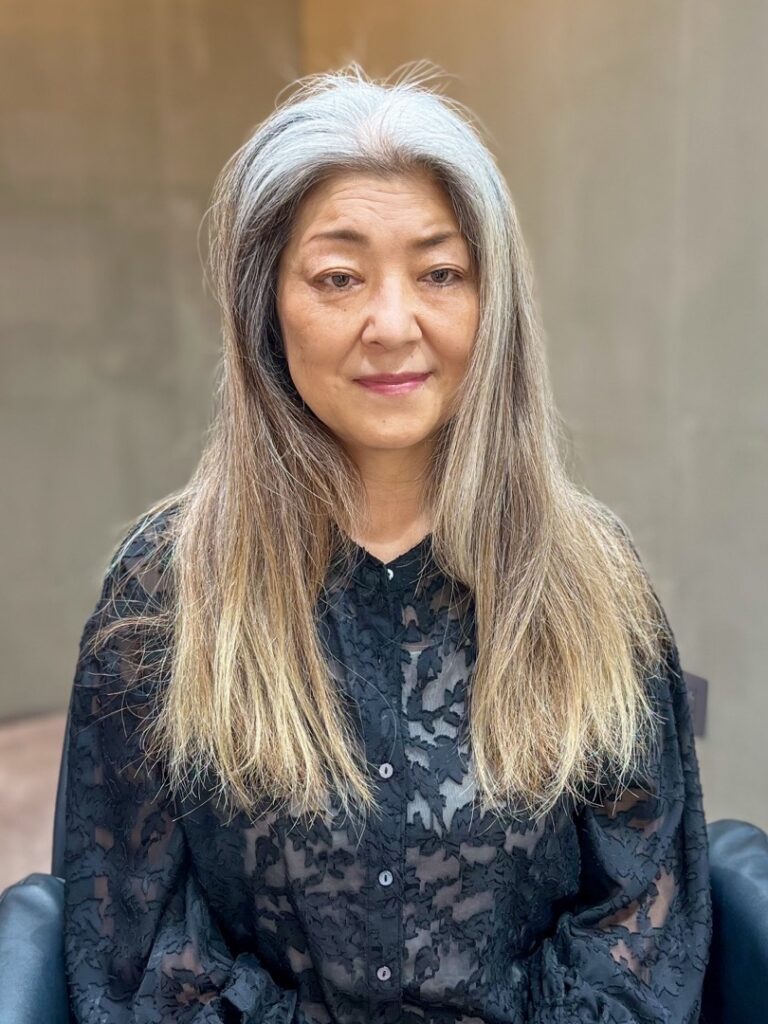 60代、ロングからグレーヘアのベリーショートへ｜着物にも似合うスタイル／正面・ビフォー