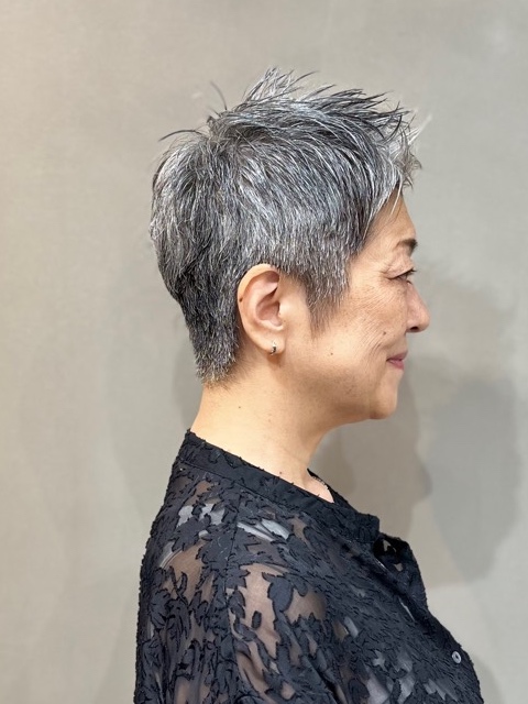 60代、ロングからグレーヘアのベリーショートへ|着物にも似合うスタイル/横・アフター