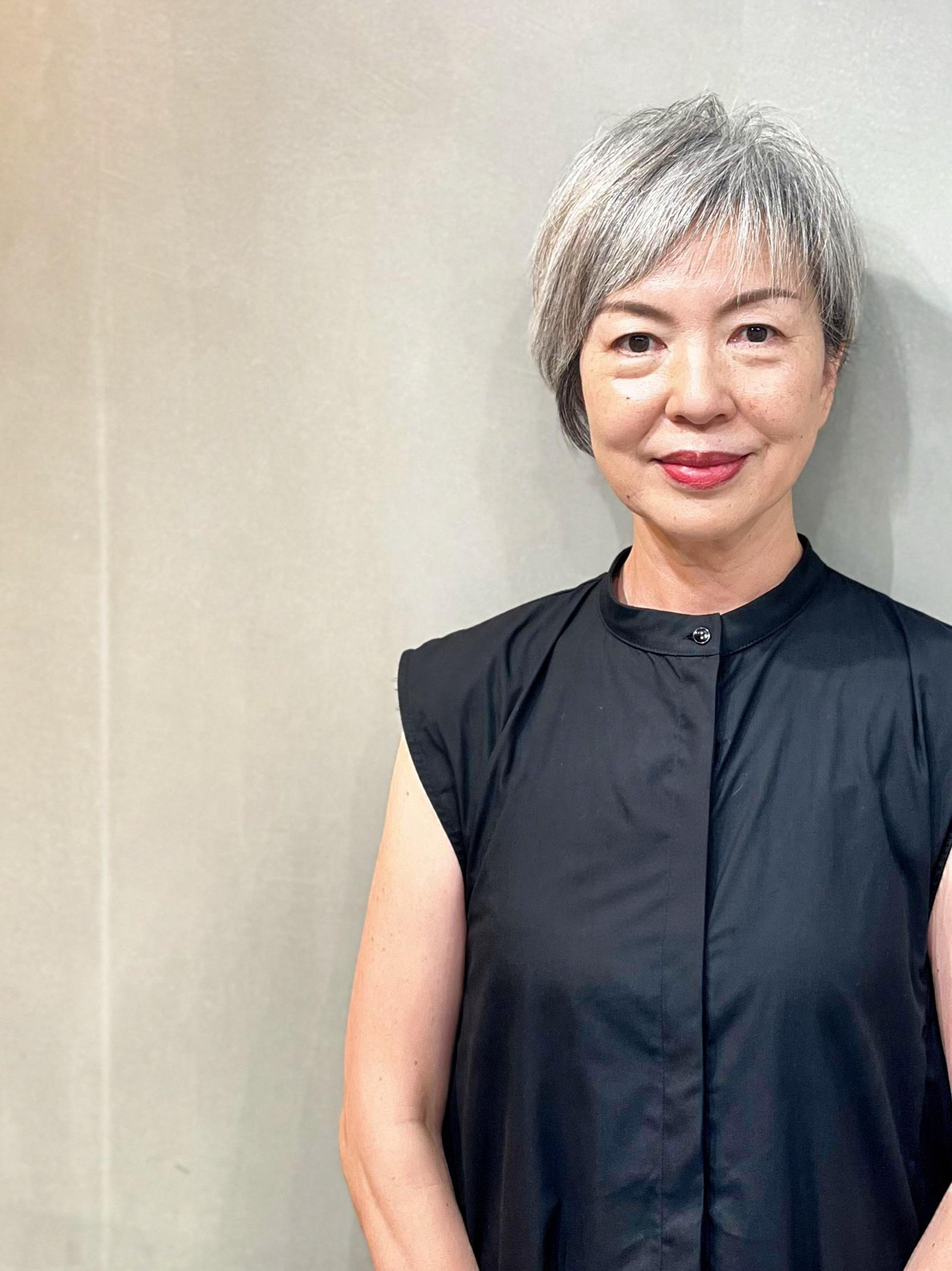 丸みと毛流れを活かした、大人女性のショートヘア