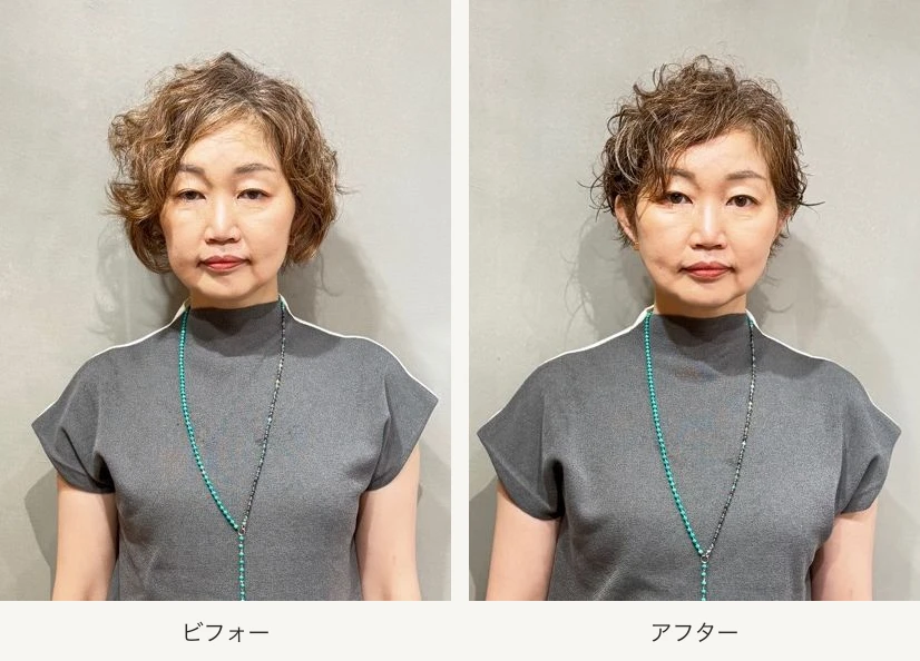 くせ毛を生かしたショートヘアのビフォーアフター。左が施術前、右が施術後。髪の動きとシルエットを正面から比較。