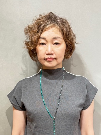 50代の強いくせ毛を生かすショート｜広がりを整えて、かっこよく／正面・ビフォー