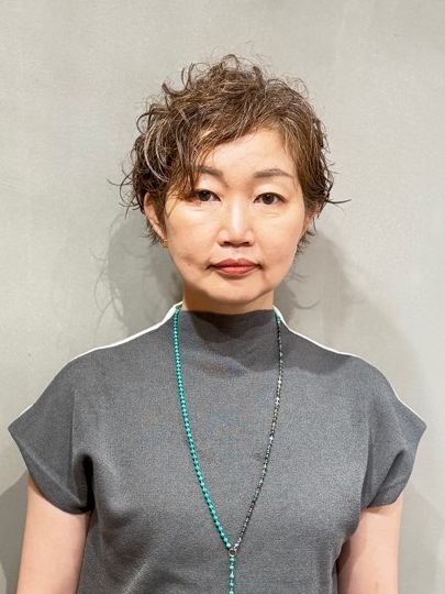 50代の強いくせ毛を生かすショート｜広がりを整えて、かっこよく／正面・アフター