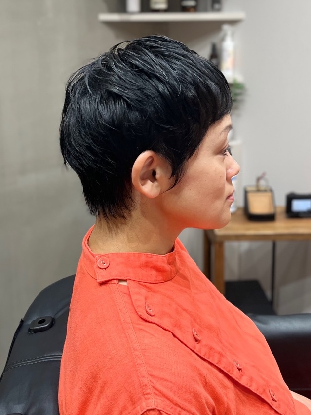 40代、くせ毛のボブからセシル系ベリーショートへ｜短い前髪ですっきり／横・アフター